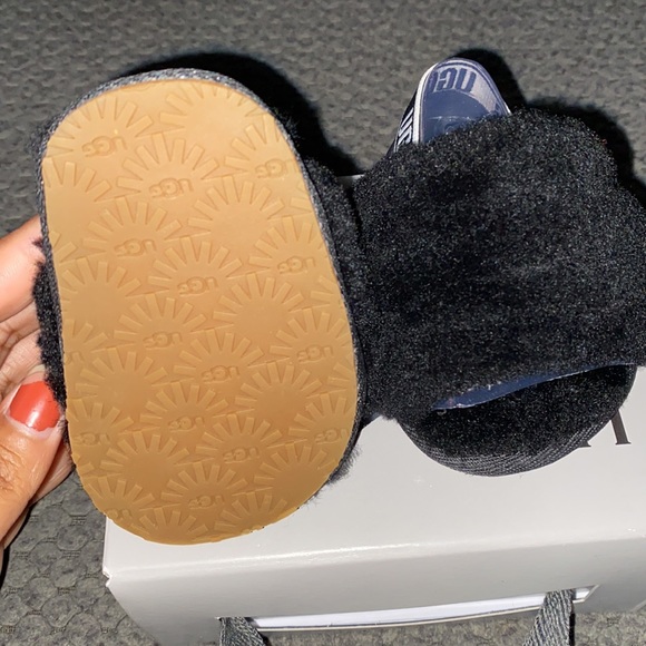 Baby UGG slippers - Picture 3 of 6